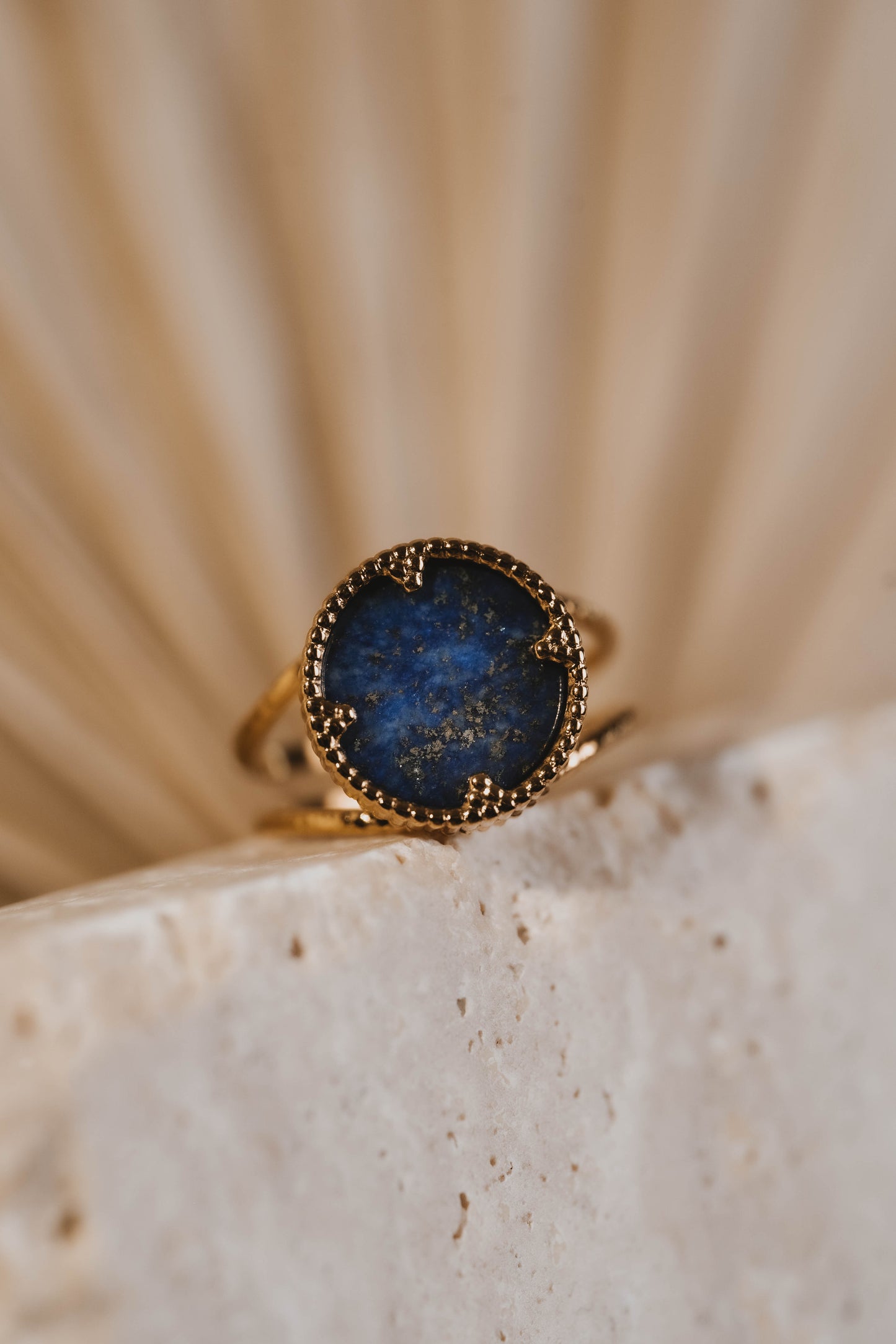 Amadora | Bague en acier inoxydable et pierre naturelle | Lapis lazuli | Doré