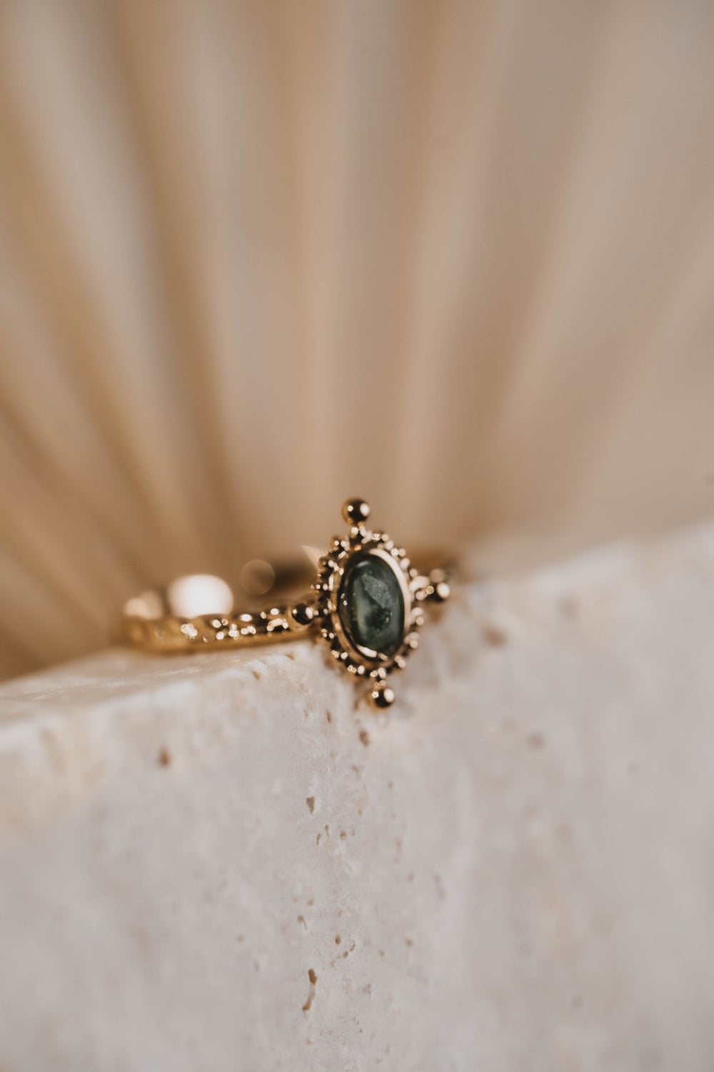 Bombay | Bague en acier inoxydable et pierre naturelle | Jaspe verte | Doré