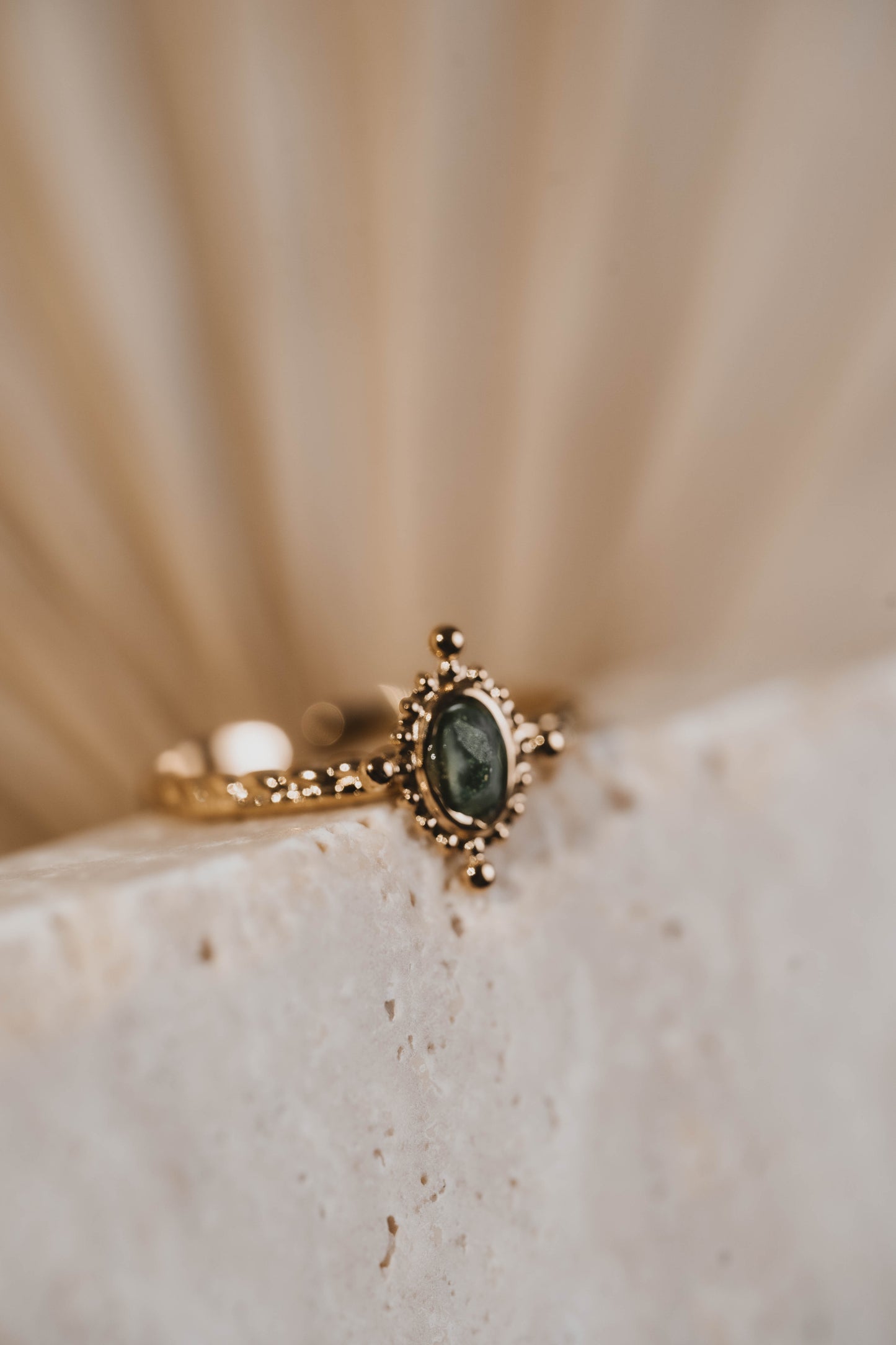 Bombay | Bague en acier inoxydable et pierre naturelle | Jaspe verte | Doré