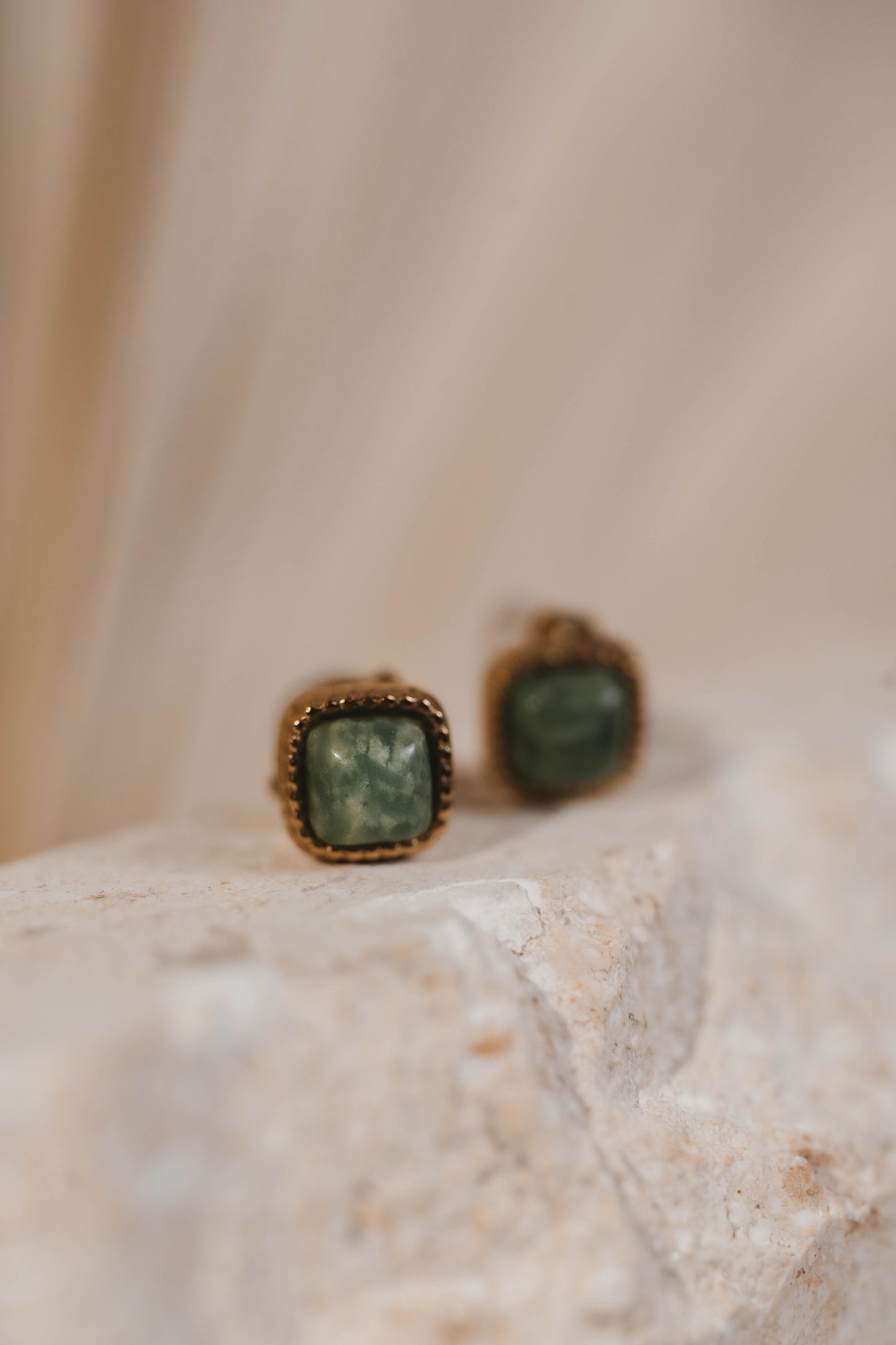 Munich | Boucles d'oreilles / puces en acier inoxydable et pierres naturelles | Jaspe verte | Doré