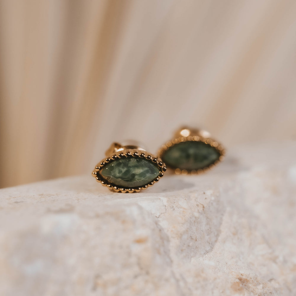 Antalaya | Boucles d'oreilles / puces en acier inoxydable et pierres naturelles | Jaspe verte | Doré