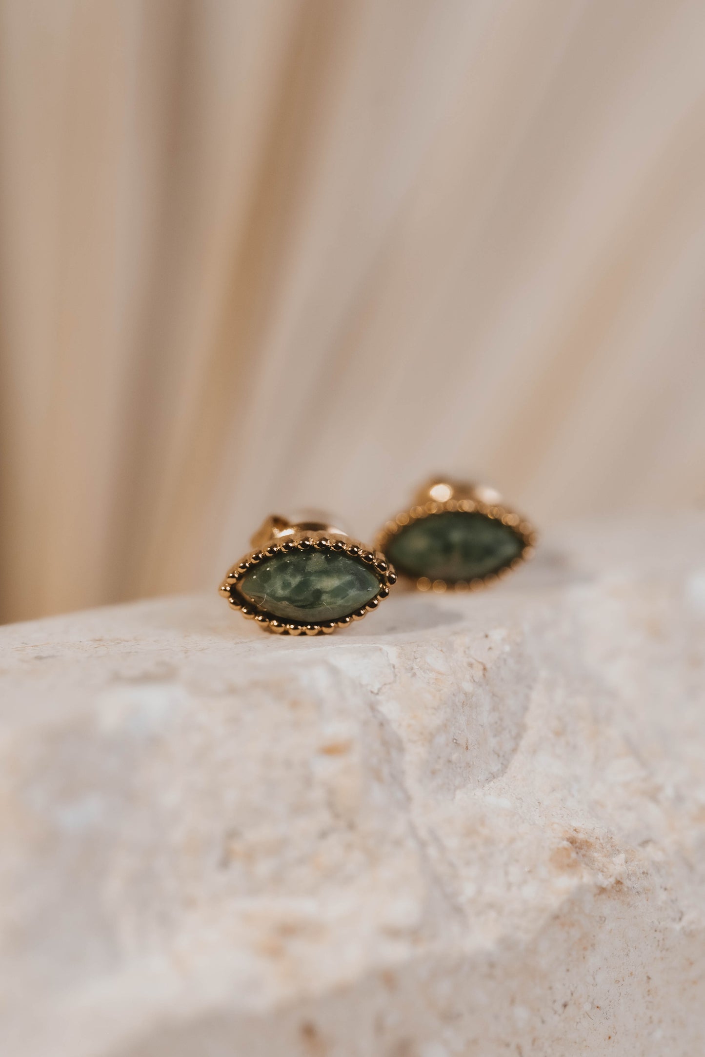 Antalaya | Boucles d'oreilles / puces en acier inoxydable et pierres naturelles | Jaspe verte | Doré