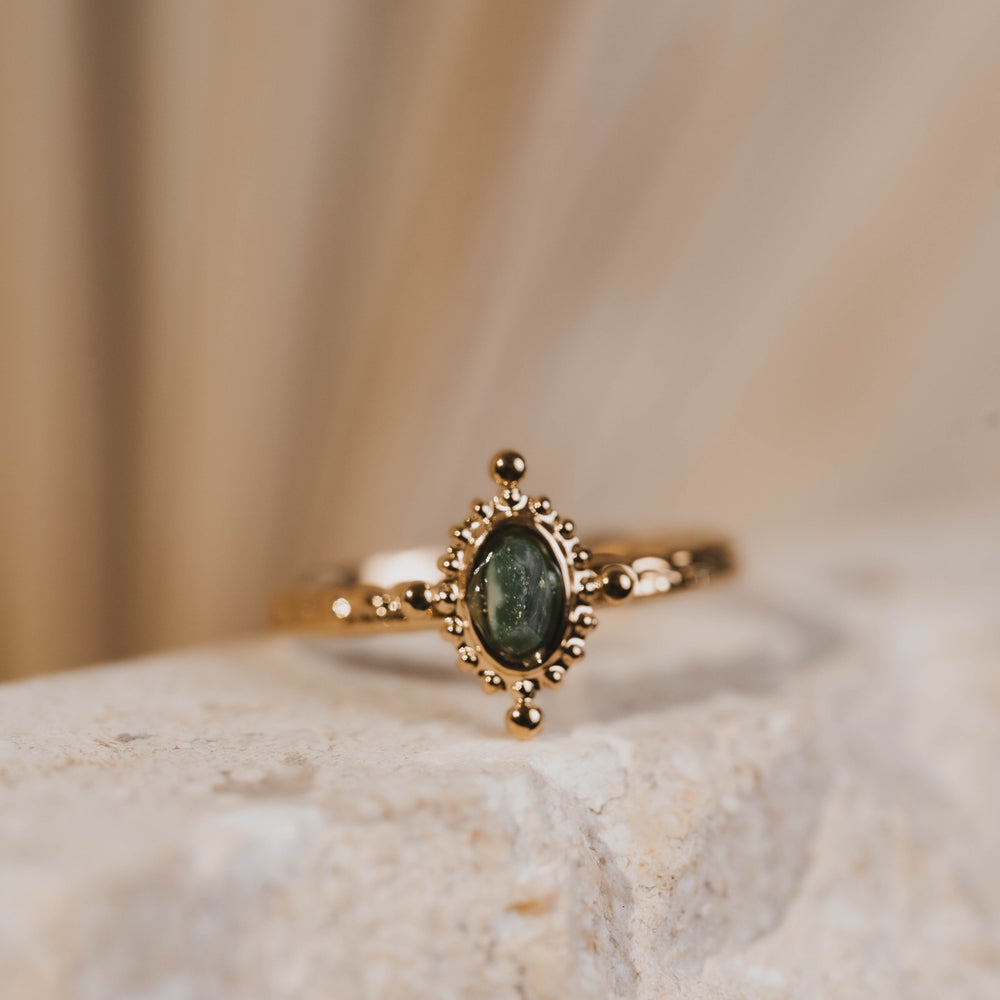 
                      
                        Bombay | Bague en acier inoxydable et pierre naturelle | Jaspe verte | Doré
                      
                    