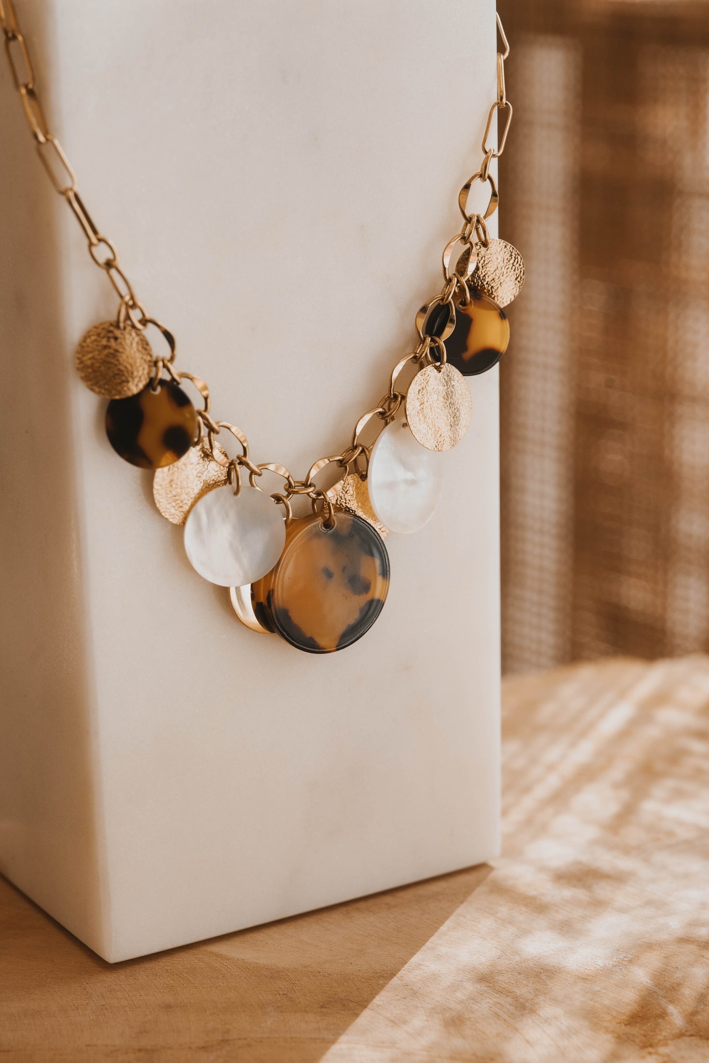 Pompei | Collier en acier inoxydable et pierres naturelles | Nacre | Doré