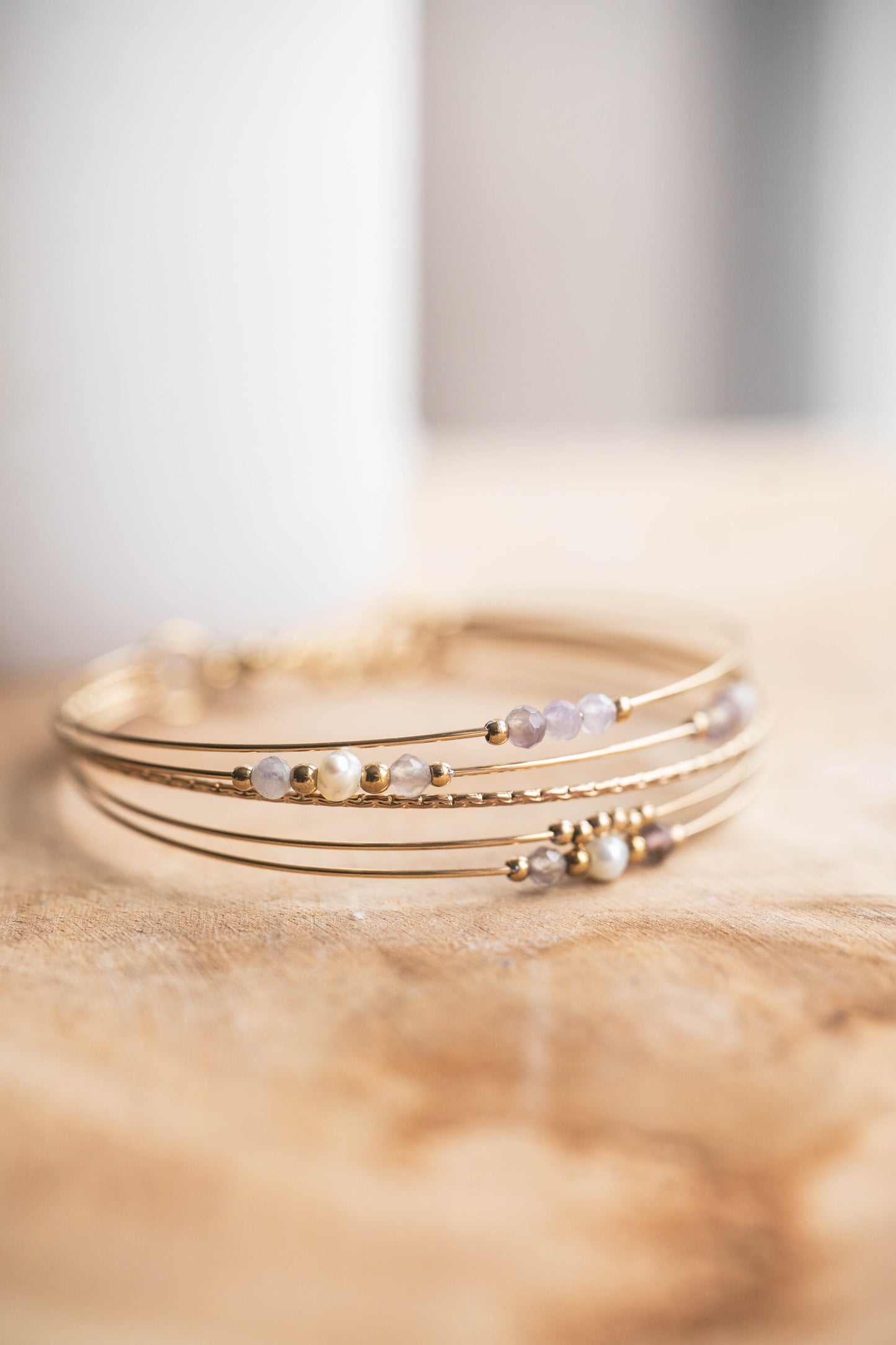Aléria | Bracelet / Jonc en acier inoxydable et pierres naturelles | Améthyste | Doré