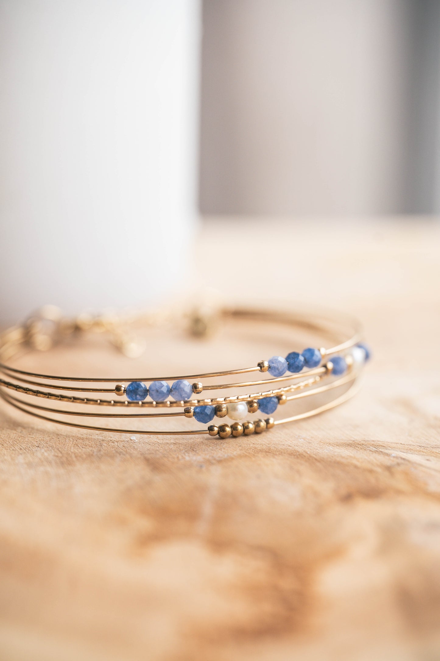 Aléria | Bracelet / jonc en acier inoxydable et pierres naturelles | Sodalite | Doré