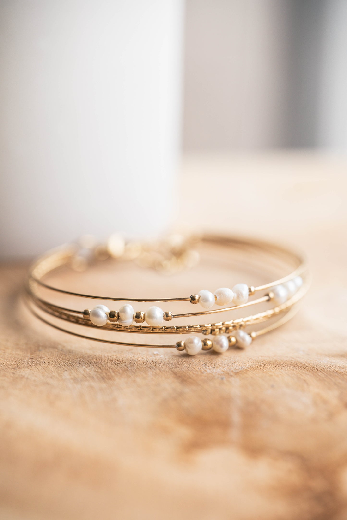 Aléria | Bracelet / Jonc en acier inoxydable et pierres naturelles | Perles d'eau douce | Doré