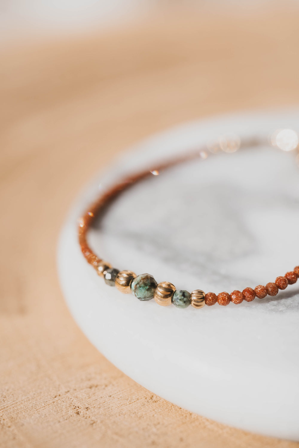 Dakota | Bracelet en acier inoxydable et pierres naturelles | Pierre de sable, turquoise africaine | Doré