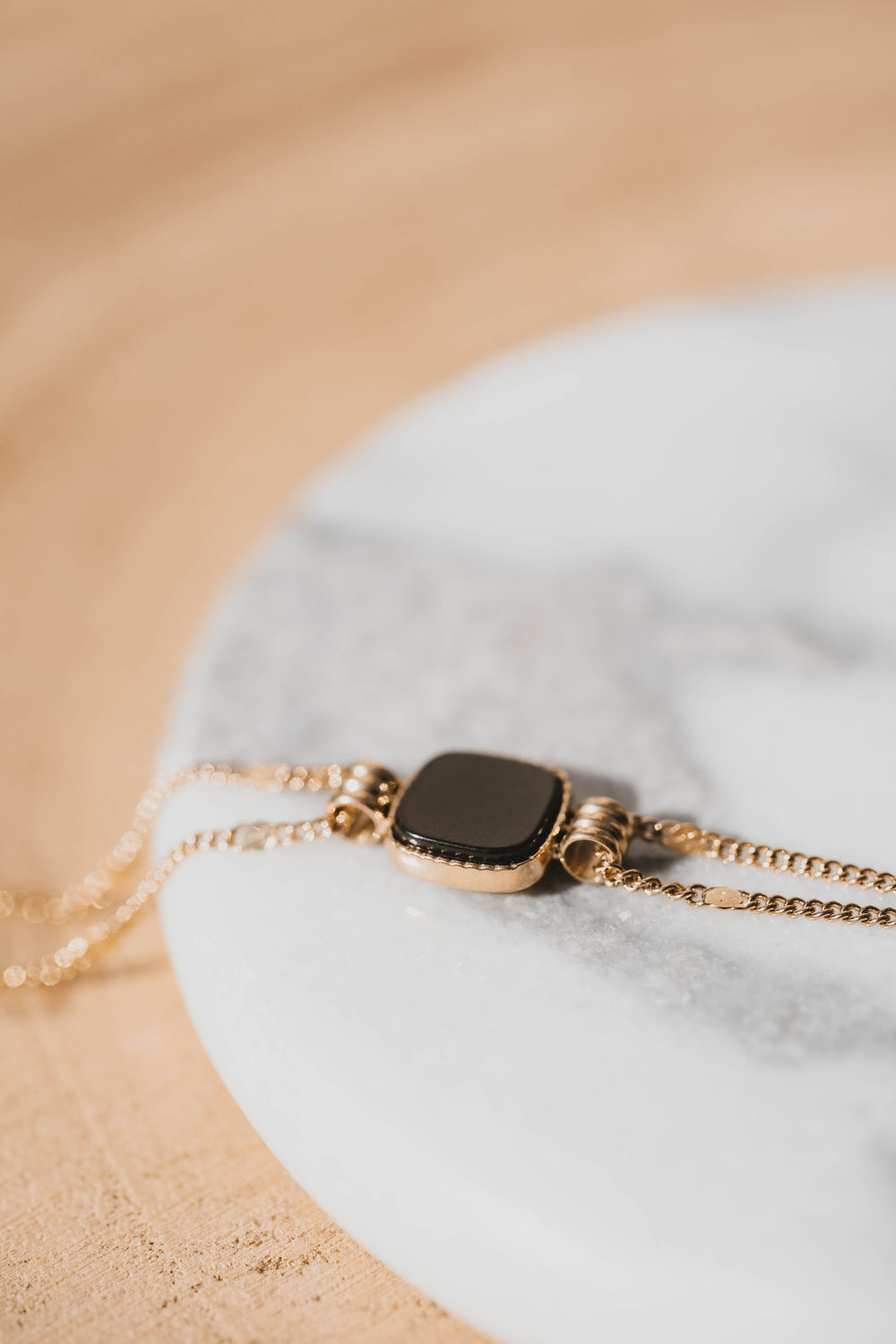Izmir | Bracelet en acier inoxydable et pierre naturelle | Onyx | Doré