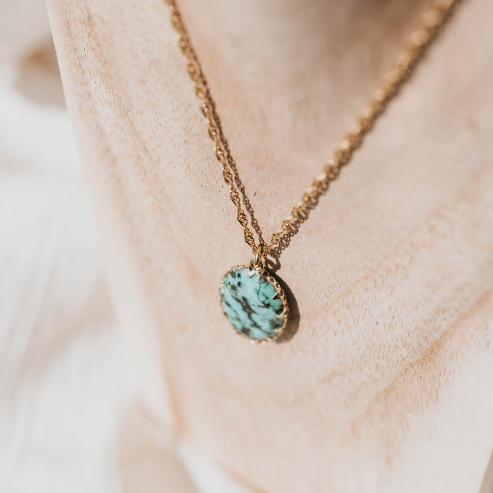 
                      
                        Yellowstone | Collier en acier inoxydable et pierre naturelle | Turquoise africaine | Doré
                      
                    