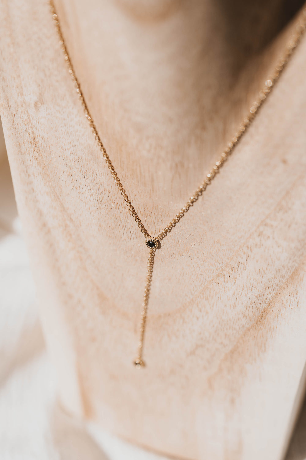 Rhodes | Collier Y en acier inoxydable | Oxyde de zirconium noir | Doré