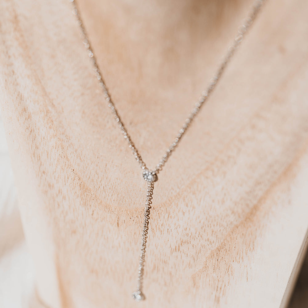 
                      
                        Rhodes | Collier y en acier inoxydable | Oxydes de zirconium argenté | Argenté
                      
                    