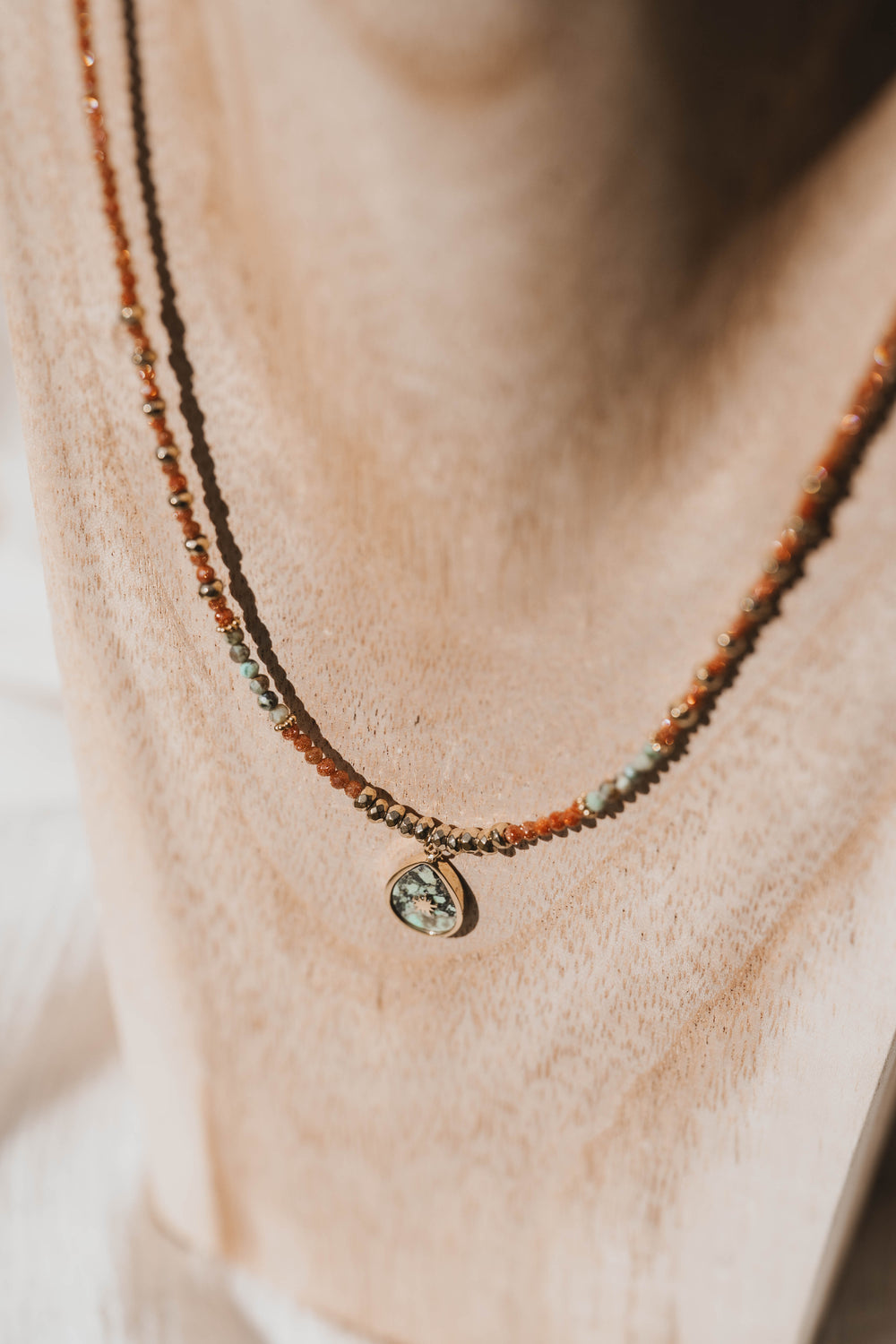 Dakota | Collier en acier inoxydable et pierres naturelles | Pierre de sable et turquoise africaine | Doré
