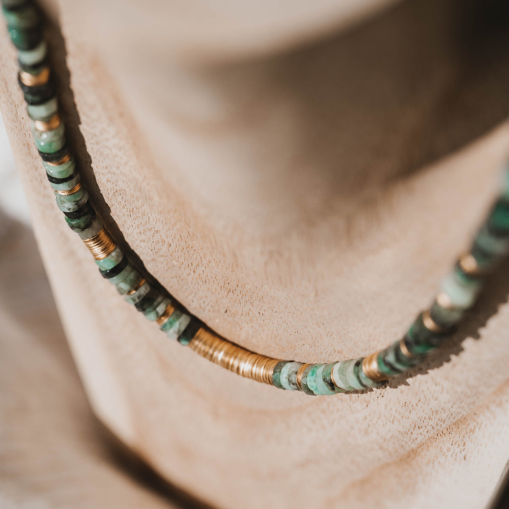 
                      
                        Barbade | Collier en acier inoxydable et pierres naturelles | Emeraude | Doré
                      
                    