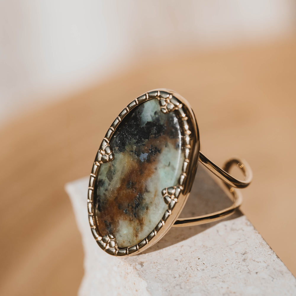 
                      
                        Varenna | Bague en acier inoxydable et pierre naturelle | Turquoise Africaine | Doré
                      
                    