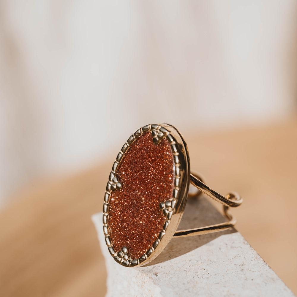 
                      
                        Varenna | Bague en acier inoxydable et pierre naturelle | Pierre de sable | Doré
                      
                    