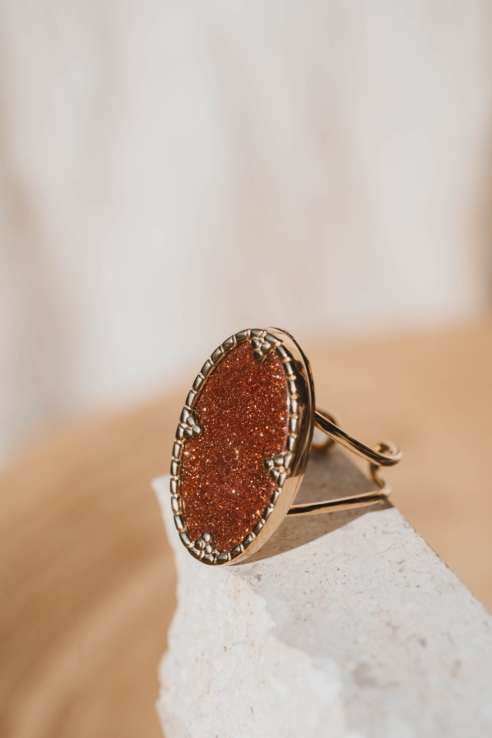 Varenna | Bague en acier inoxydable et pierre naturelle | Pierre de sable | Doré