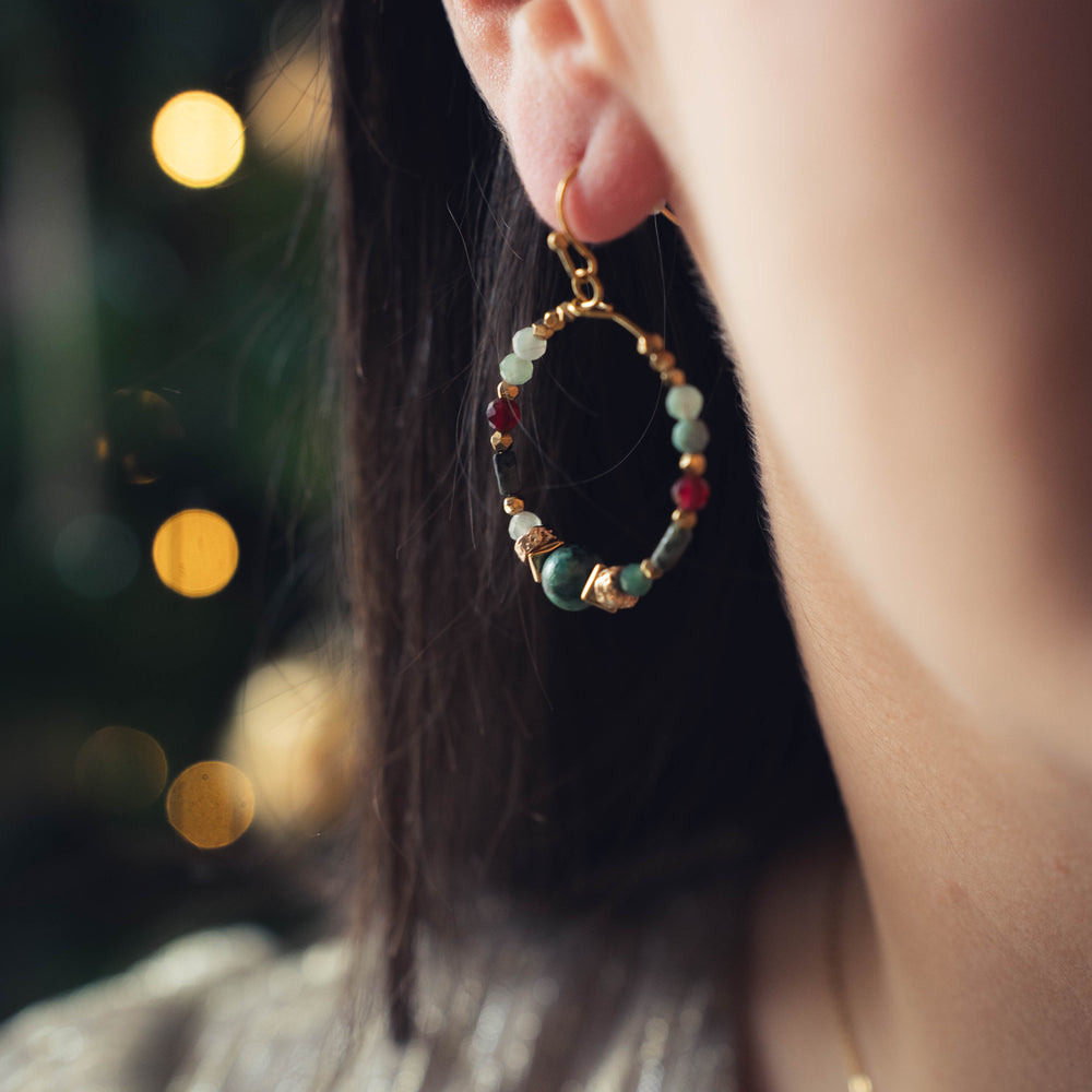 
                      
                        Cali | Boucles d'oreilles en acier inoxydable et pierres naturelles | Turquoise africaine & hématite | Doré
                      
                    