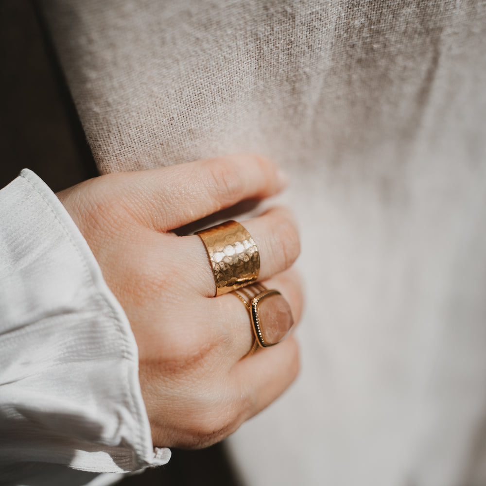 
                      
                        Faro | Bague en acier inoxydable et pierre naturelle | Pierre de Soleil | Doré
                      
                    