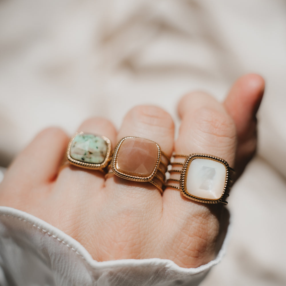 
                      
                        Faro | Bague en acier inoxydable et pierre naturelle | Pierre de Soleil | Doré
                      
                    