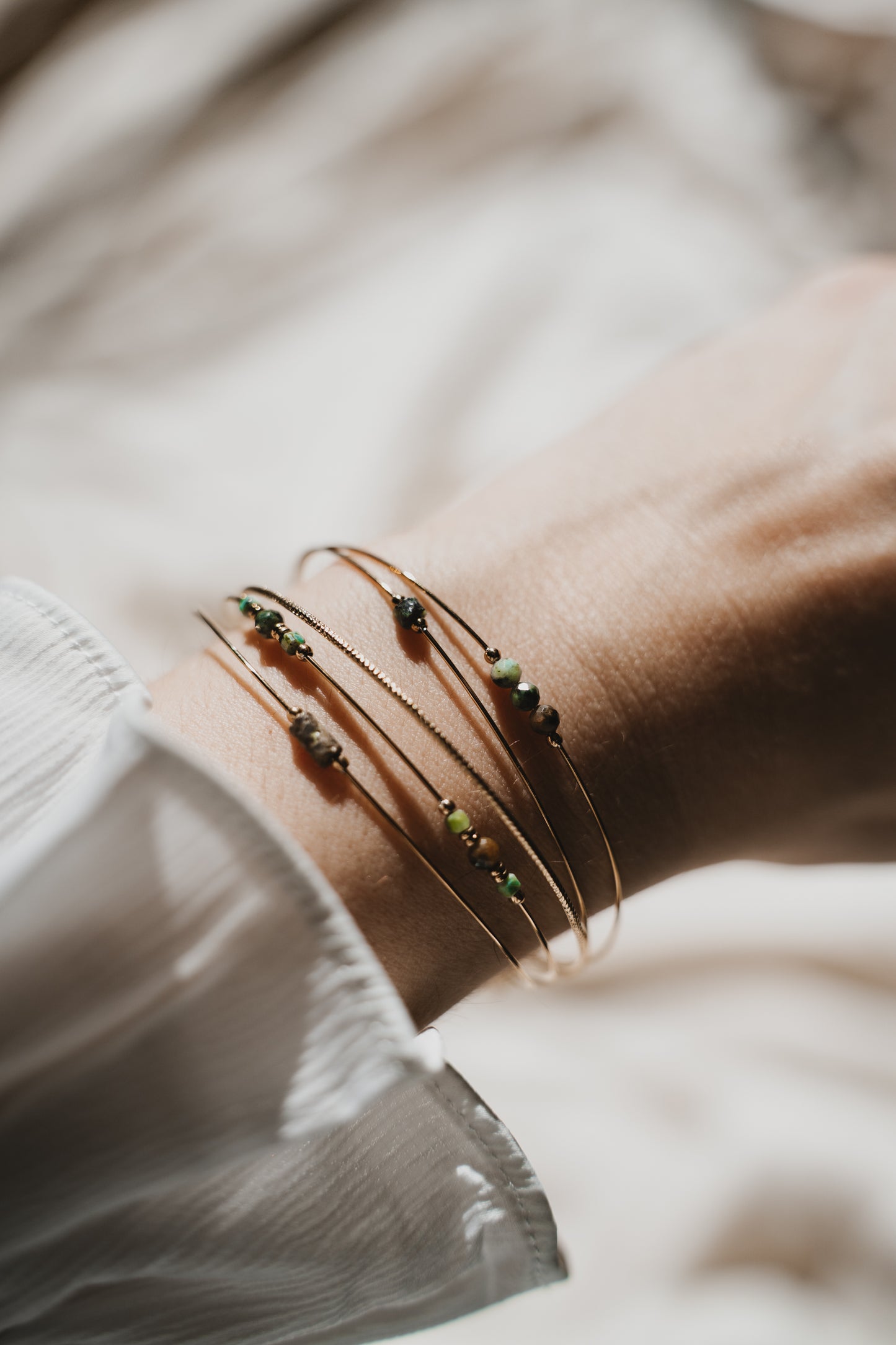 Aléria | Bracelet / Jonc en acier inoxydable et pierres naturelles | Turquoise Africaine | Doré