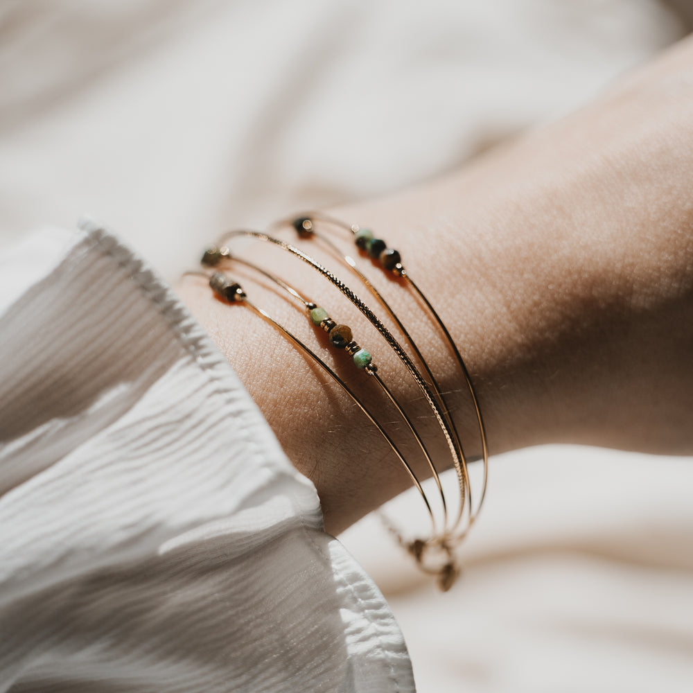 
                      
                        Aléria | Bracelet / Jonc en acier inoxydable et pierres naturelles | Turquoise Africaine | Doré
                      
                    