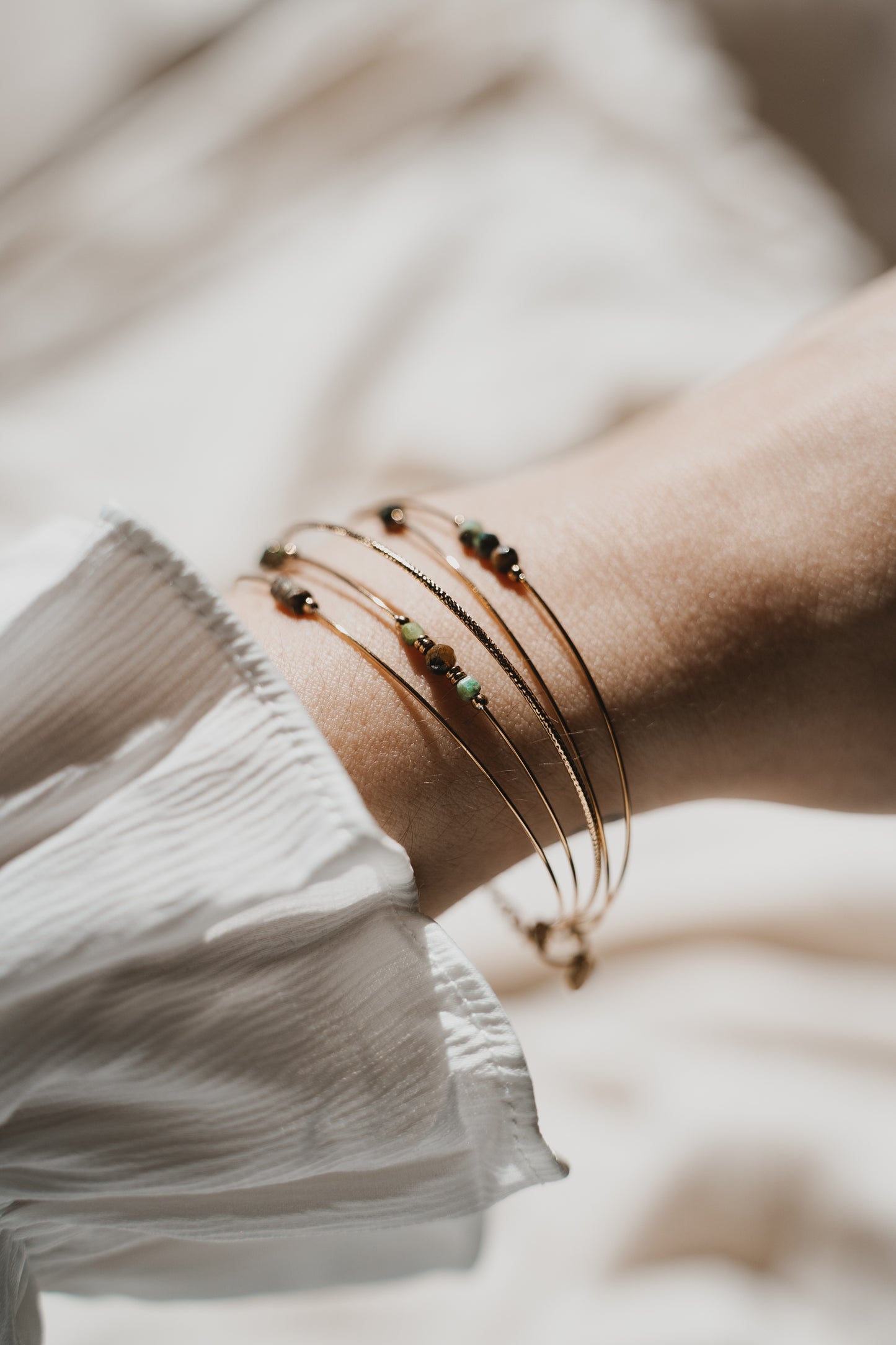 Aléria | Bracelet / Jonc en acier inoxydable et pierres naturelles | Améthyste | Doré