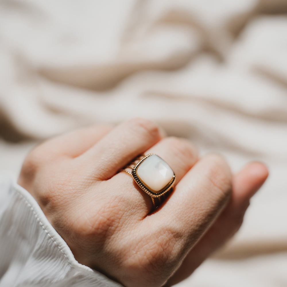 
                      
                        Faro | Bague en acier inoxydable et pierre naturelle | Nacre | Doré
                      
                    
