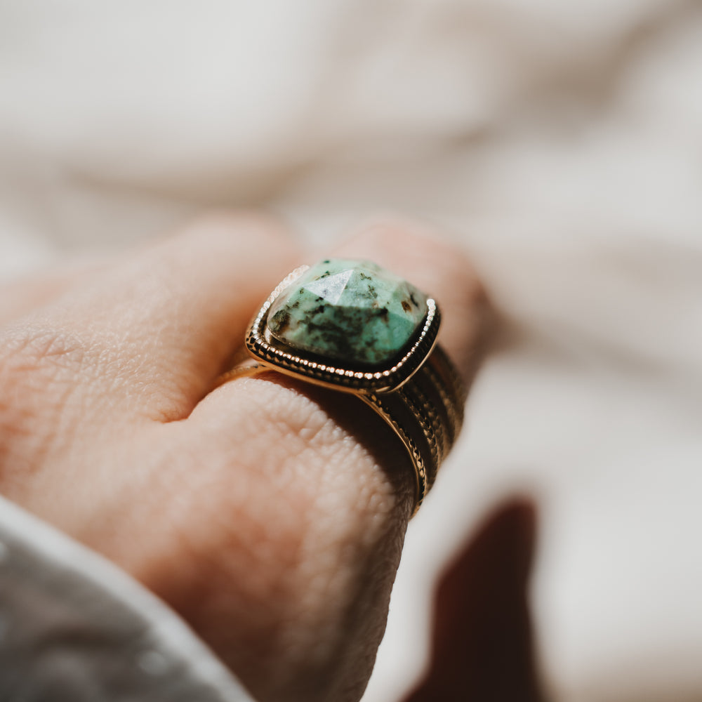 
                      
                        Faro | Bague en acier inoxydable et pierre naturelle | Turquoise Africaine | Doré
                      
                    