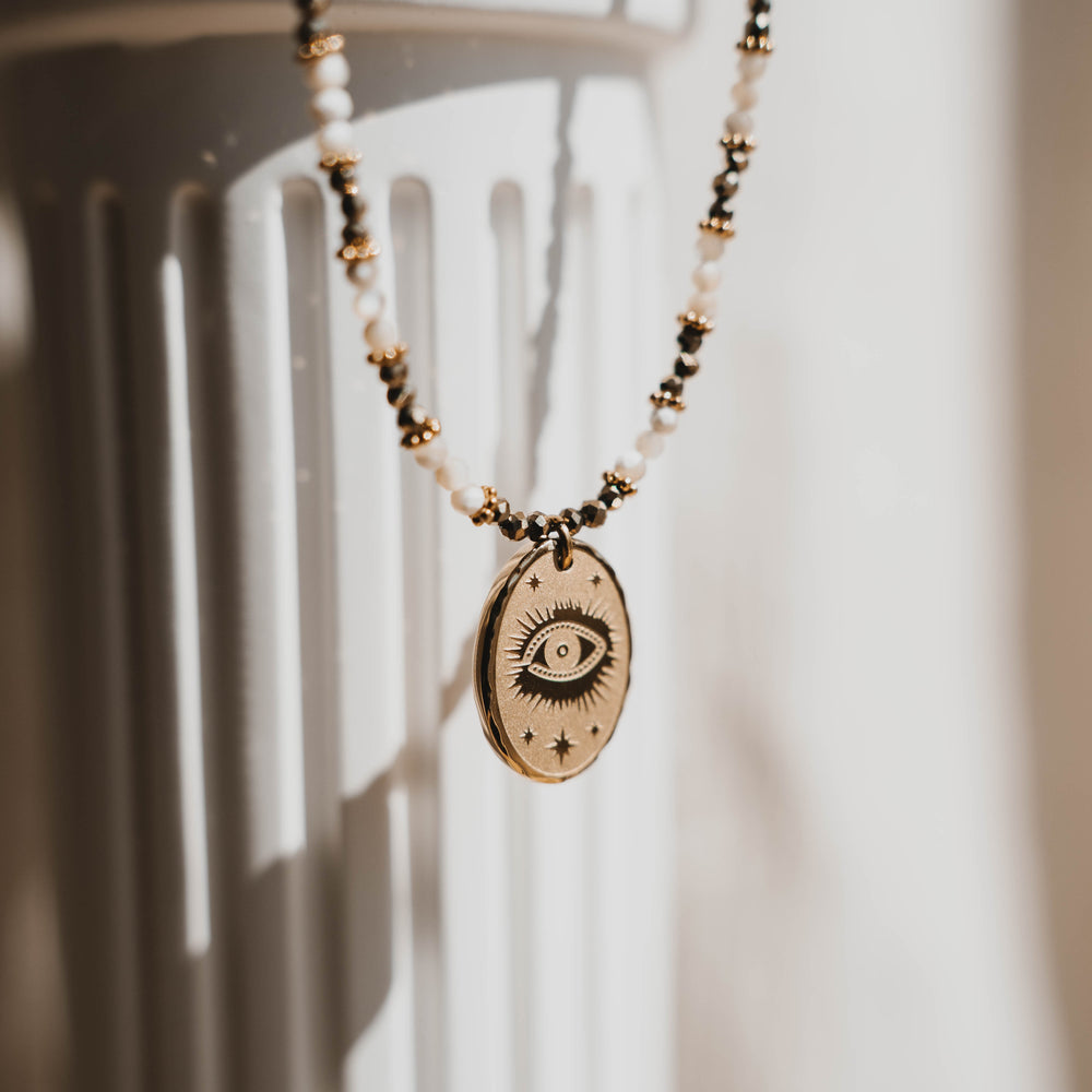 
                      
                        Salem | Collier en acier inoxydable et pierres naturelles | Nacre et Pyrite | Doré
                      
                    