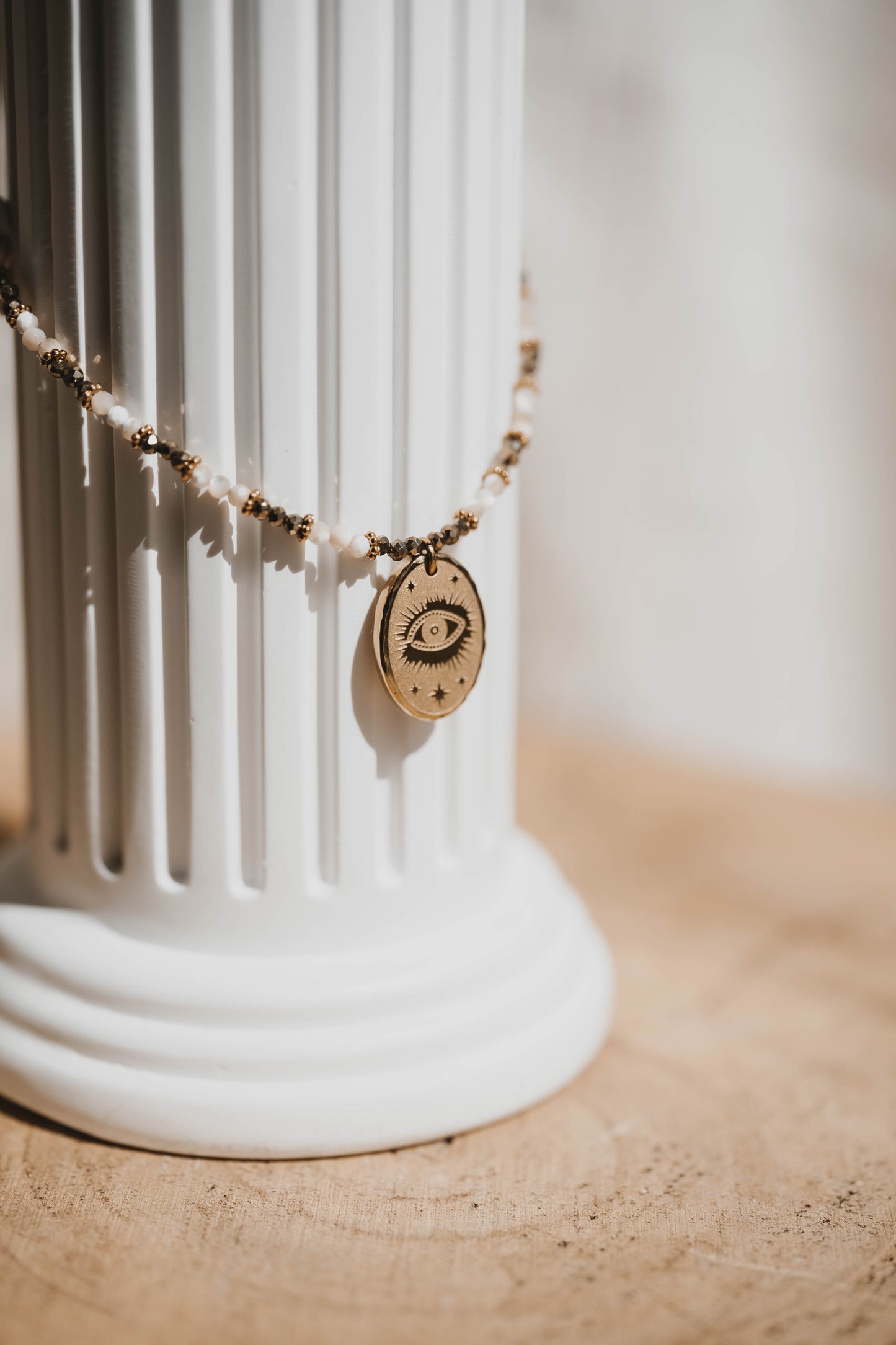 Salem | Collier en acier inoxydable et pierres naturelles | Nacre et Pyrite | Doré