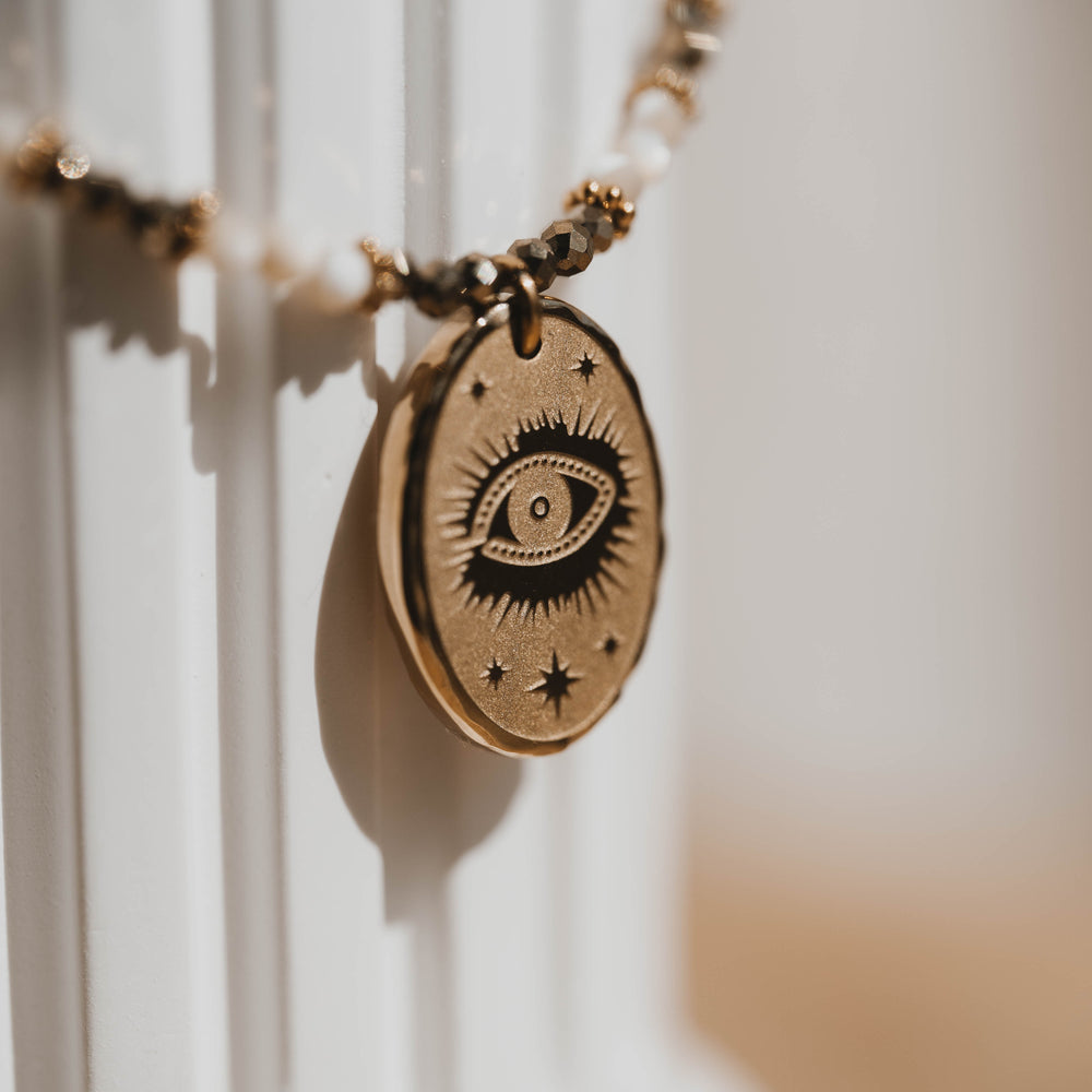 
                      
                        Salem | Collier en acier inoxydable et pierres naturelles | Nacre et Pyrite | Doré
                      
                    