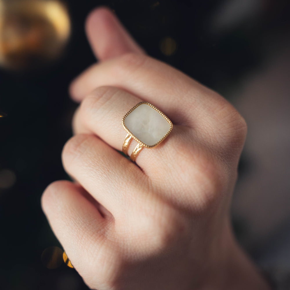 
                      
                        Modène | Bague en acier inoxydable et pierre naturelle | Nacre | Doré
                      
                    