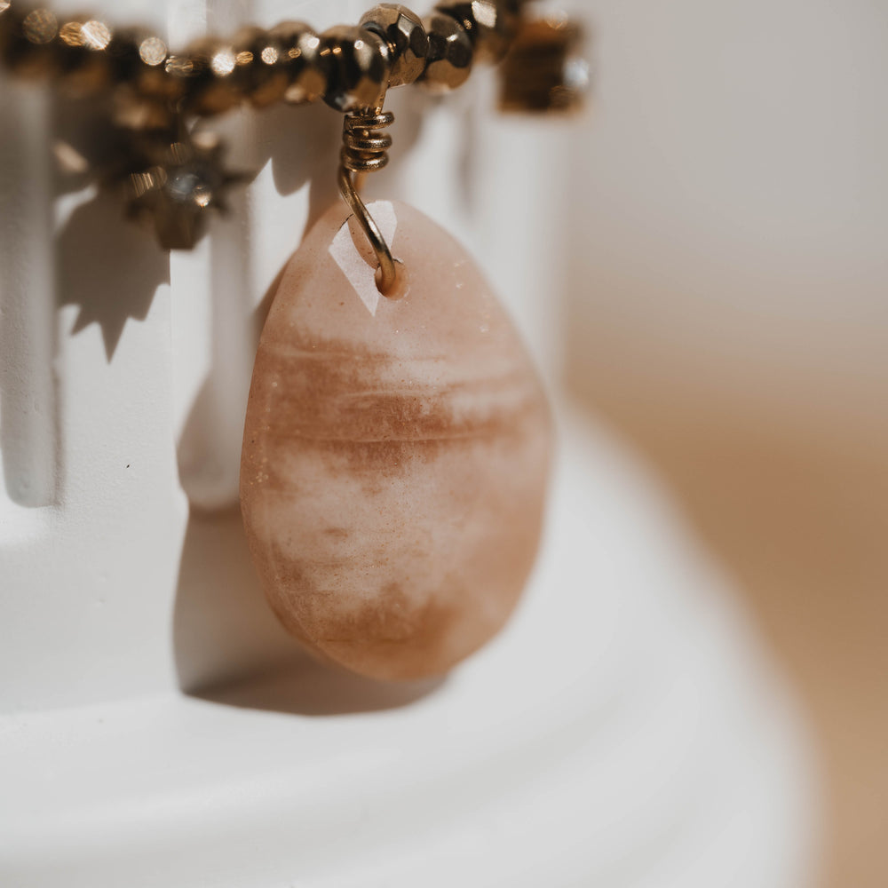 
                      
                        Marsala | Collier en acier inoxydable et pierres naturelles | Hématite et Pierre de Soleil | Doré
                      
                    
