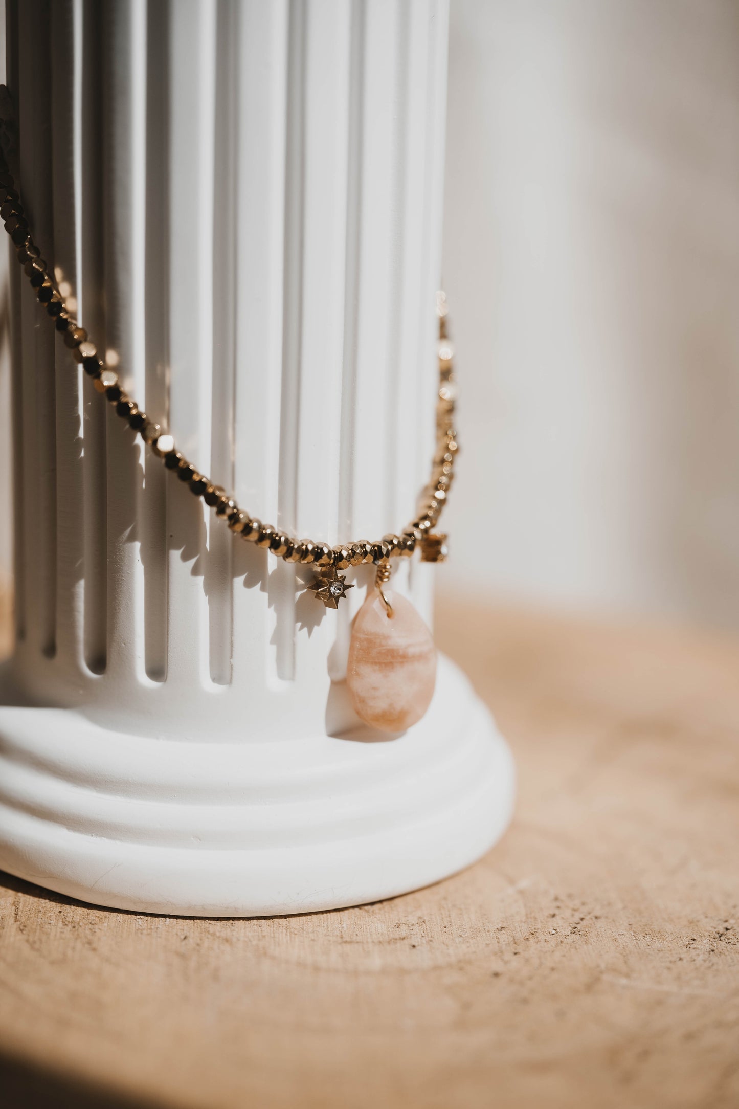 Marsala | Collier en acier inoxydable et pierres naturelles | Hématite et Pierre de Soleil | Doré