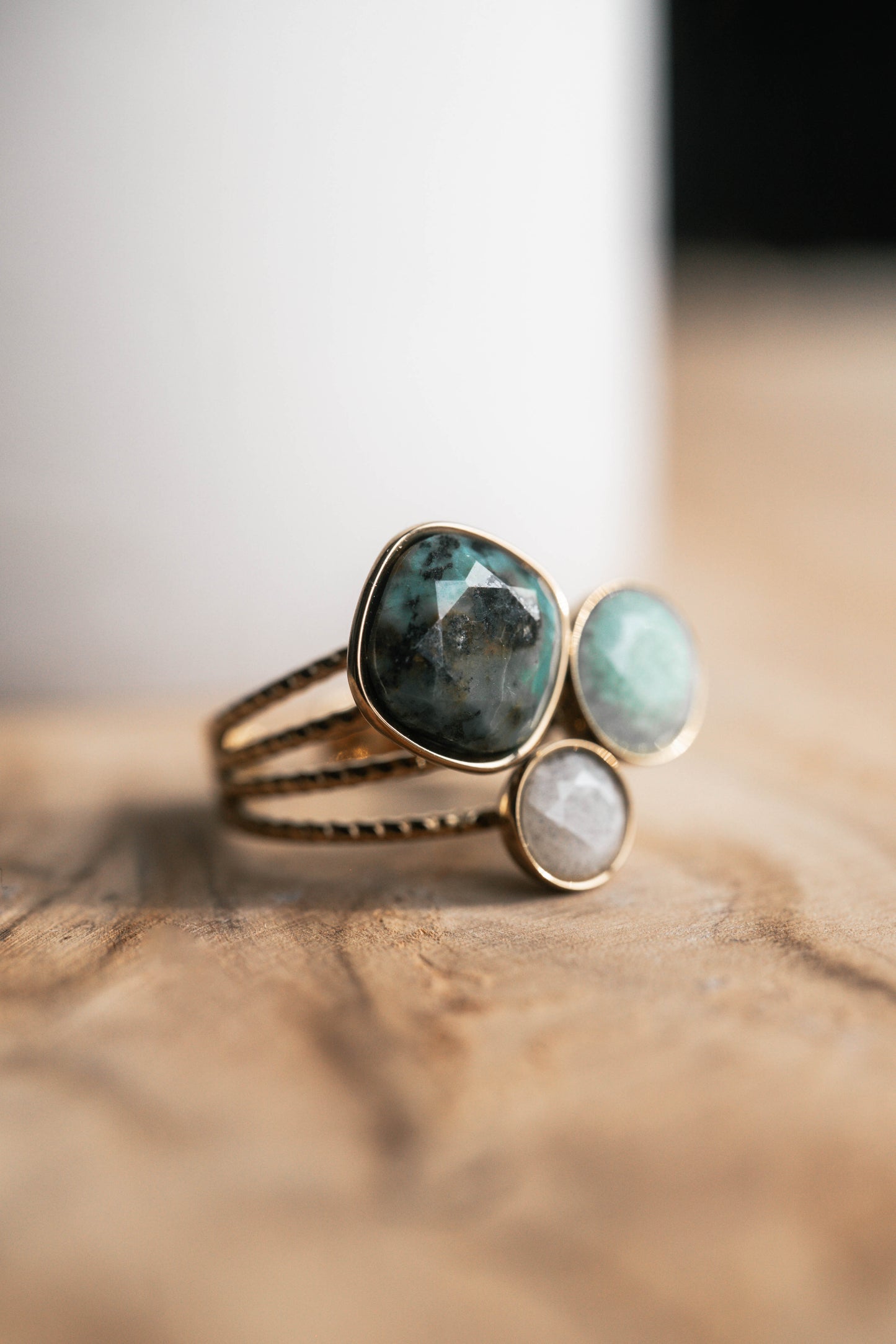 Nassau | Bague en acier inoxydable et pierres naturelles | Turquoise africaine, Aventurine verte et Labradorite | Doré