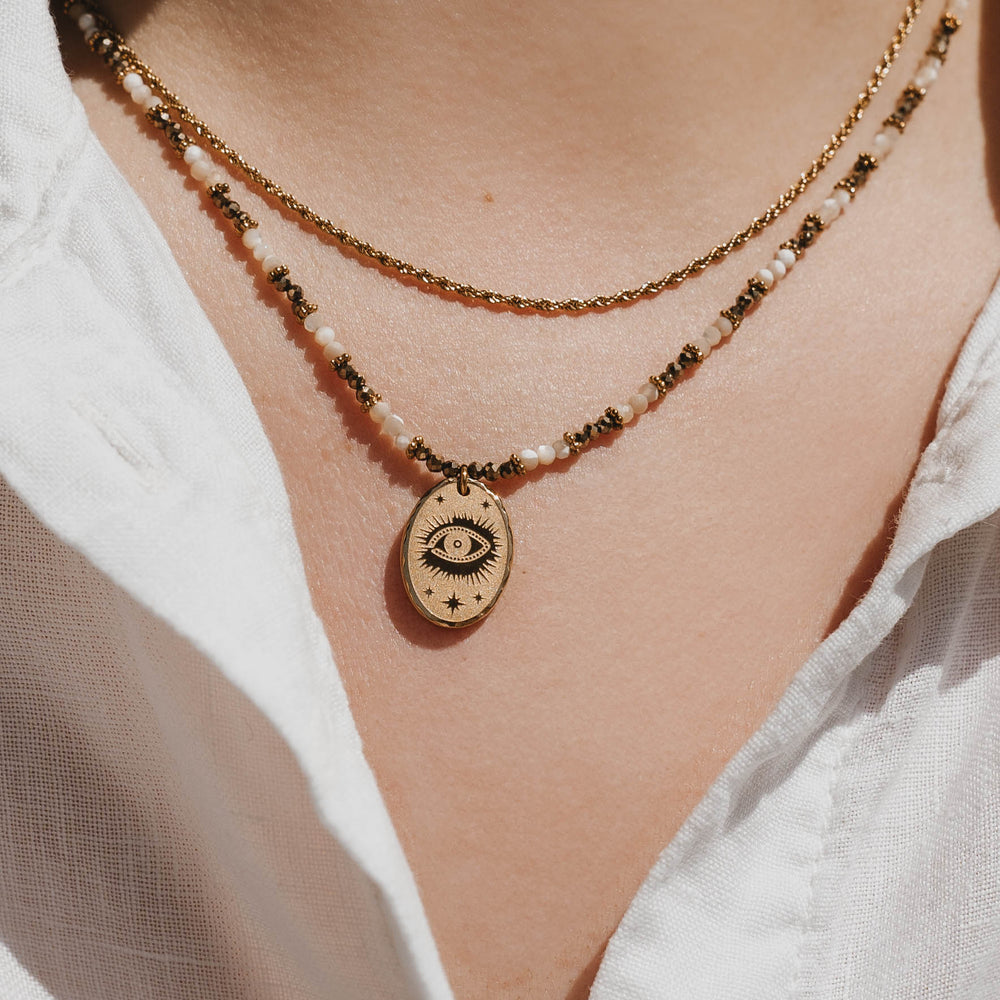 
                      
                        Salem | Collier en acier inoxydable et pierres naturelles | Nacre et Pyrite | Doré
                      
                    